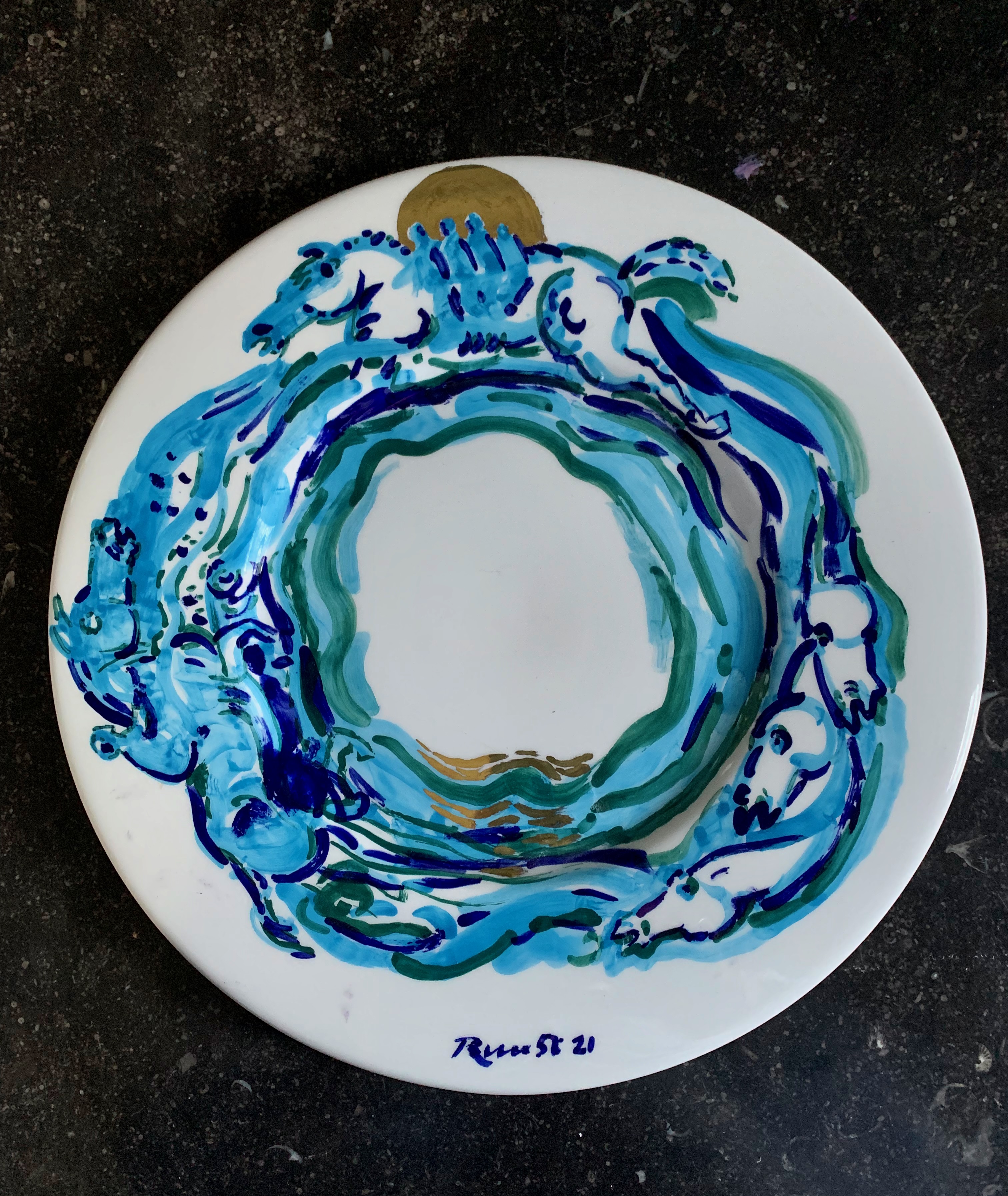 plate ''swimming horses''faience and 24 k gold  dia 21 cm VII 23
